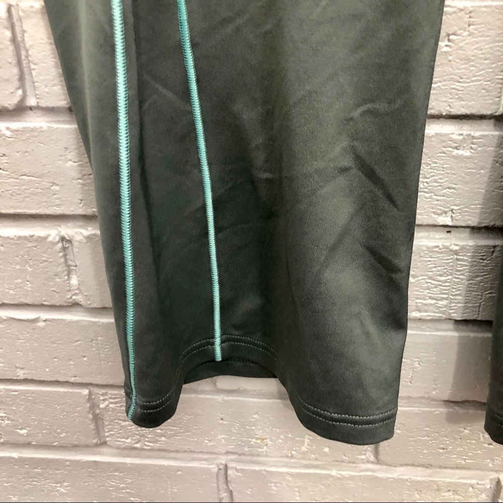 New Balance Women’s Gray‎ and Aqua Capri Pants - Picture 3 of 8